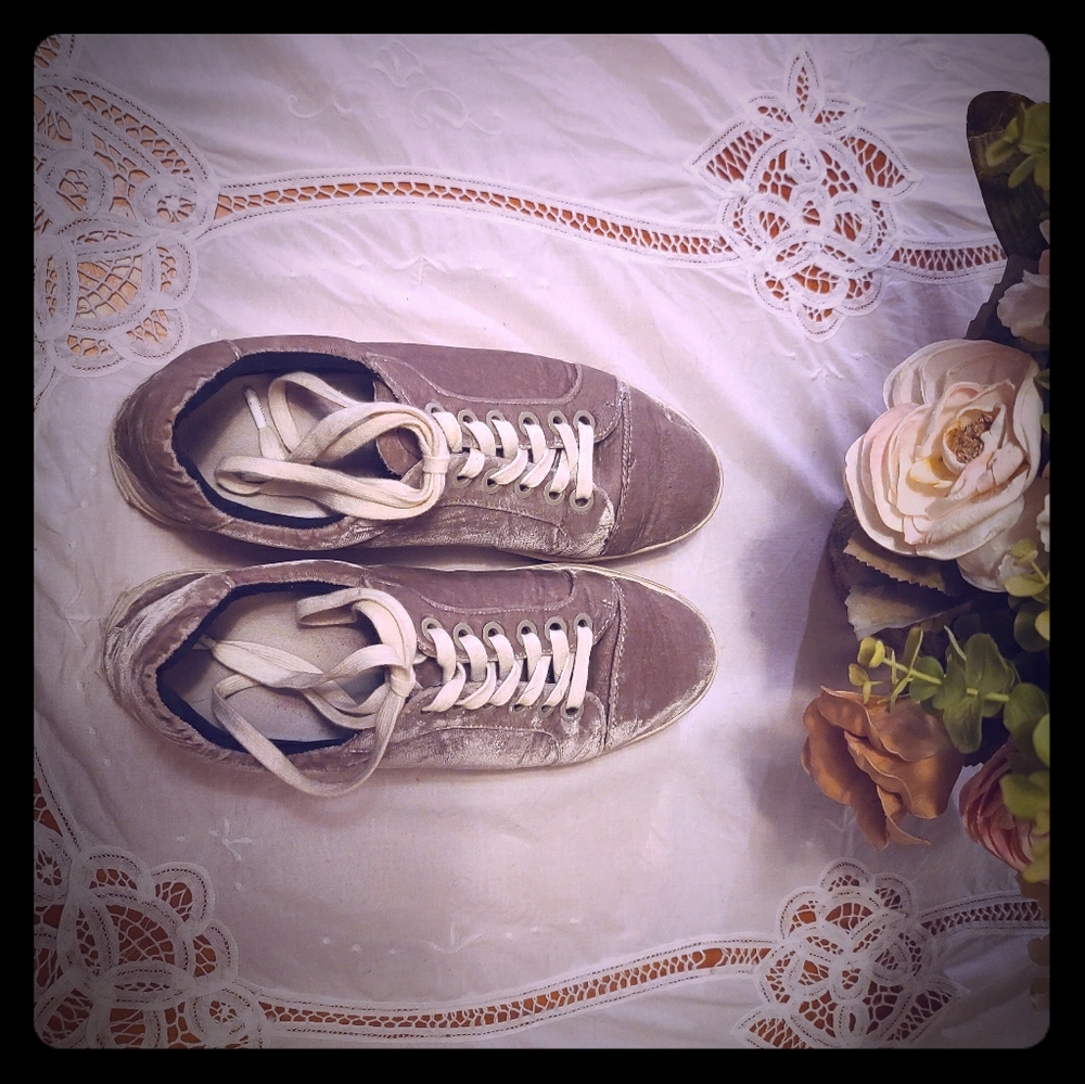 🌸REBECCA MINKOFF VELVET SNEAKERS🌸